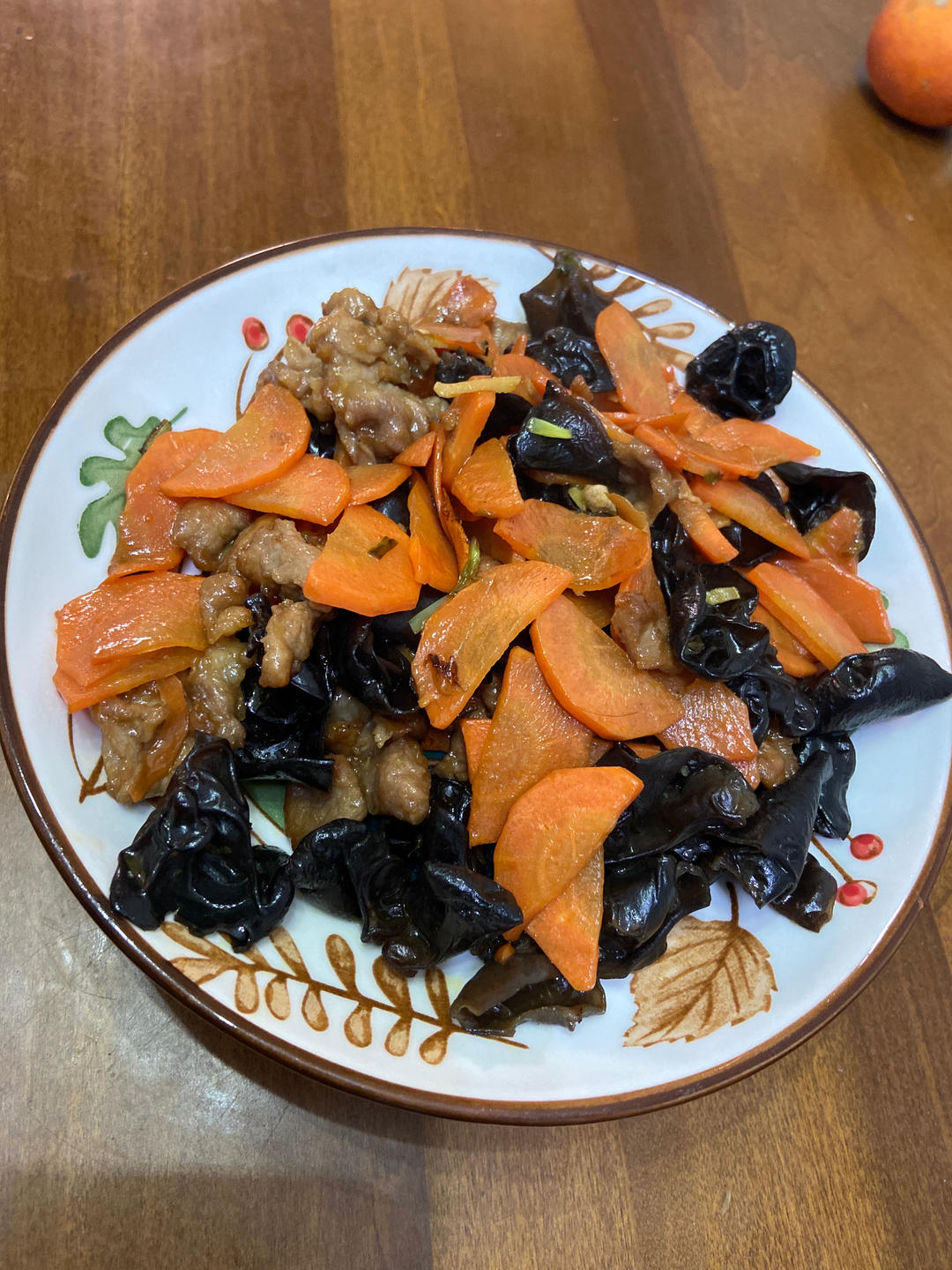 胡萝卜木耳炒肉