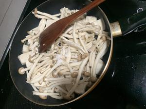 蟹味菇炖豆腐的做法 步骤2