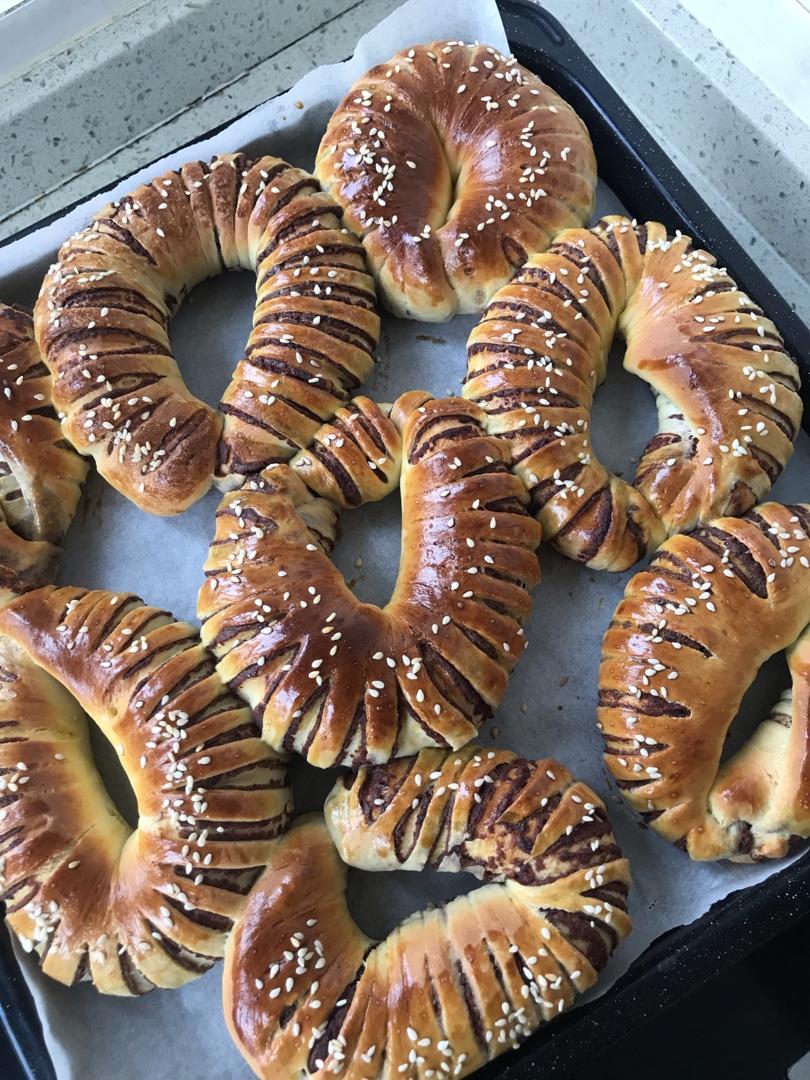 松软可口的红豆沙面包卷