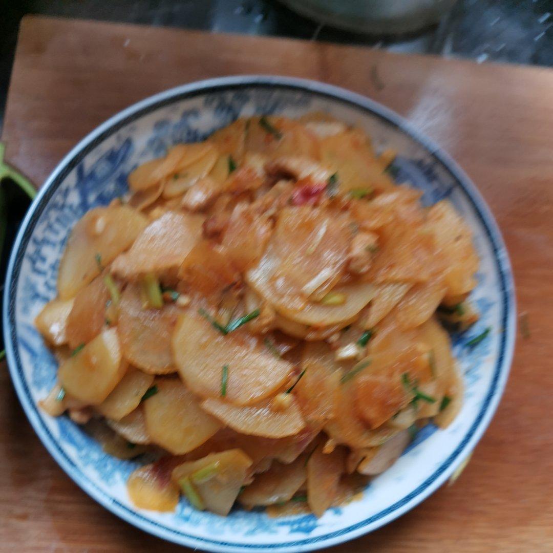 好久没吃肉了，做个土豆片炒肉，这样炒很下饭呀😄