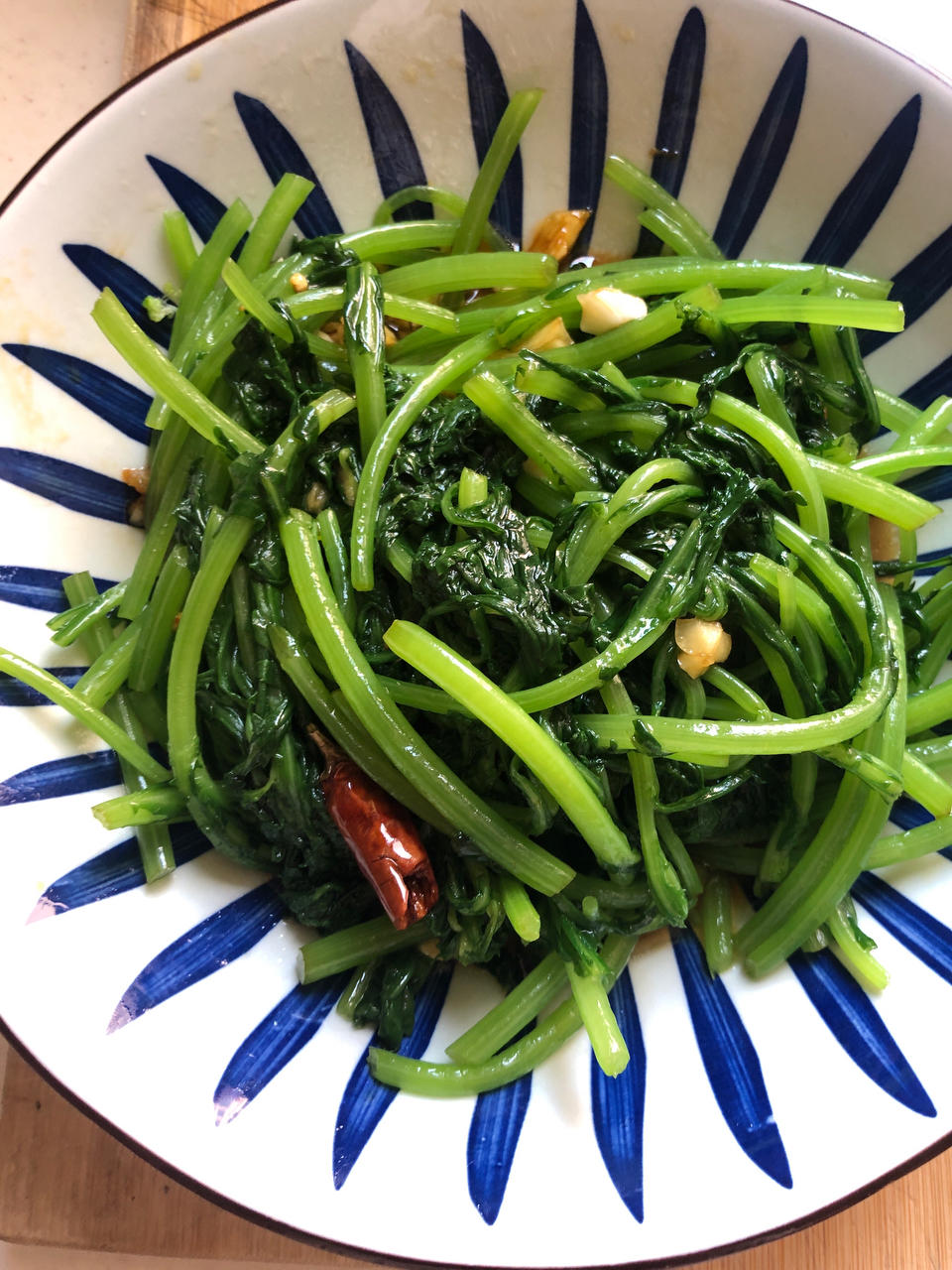 茼蒿新做法，味道清香脆嫩又开胃