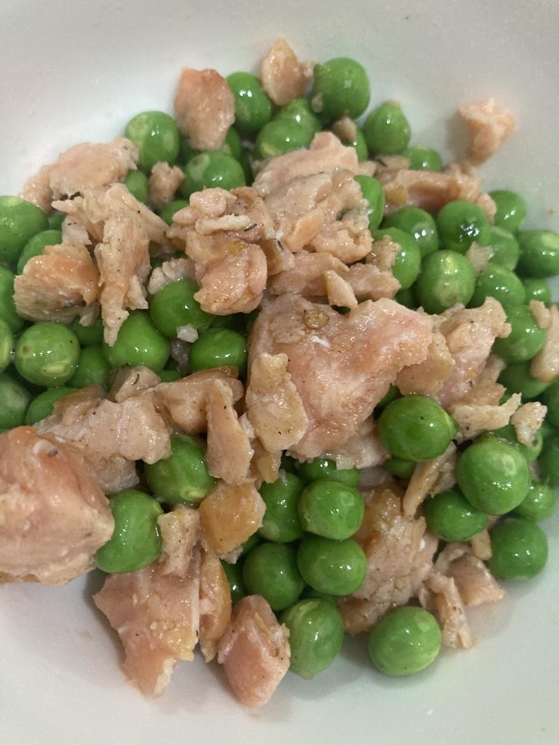 三文鱼粒炒甜豌豆 宝宝食谱