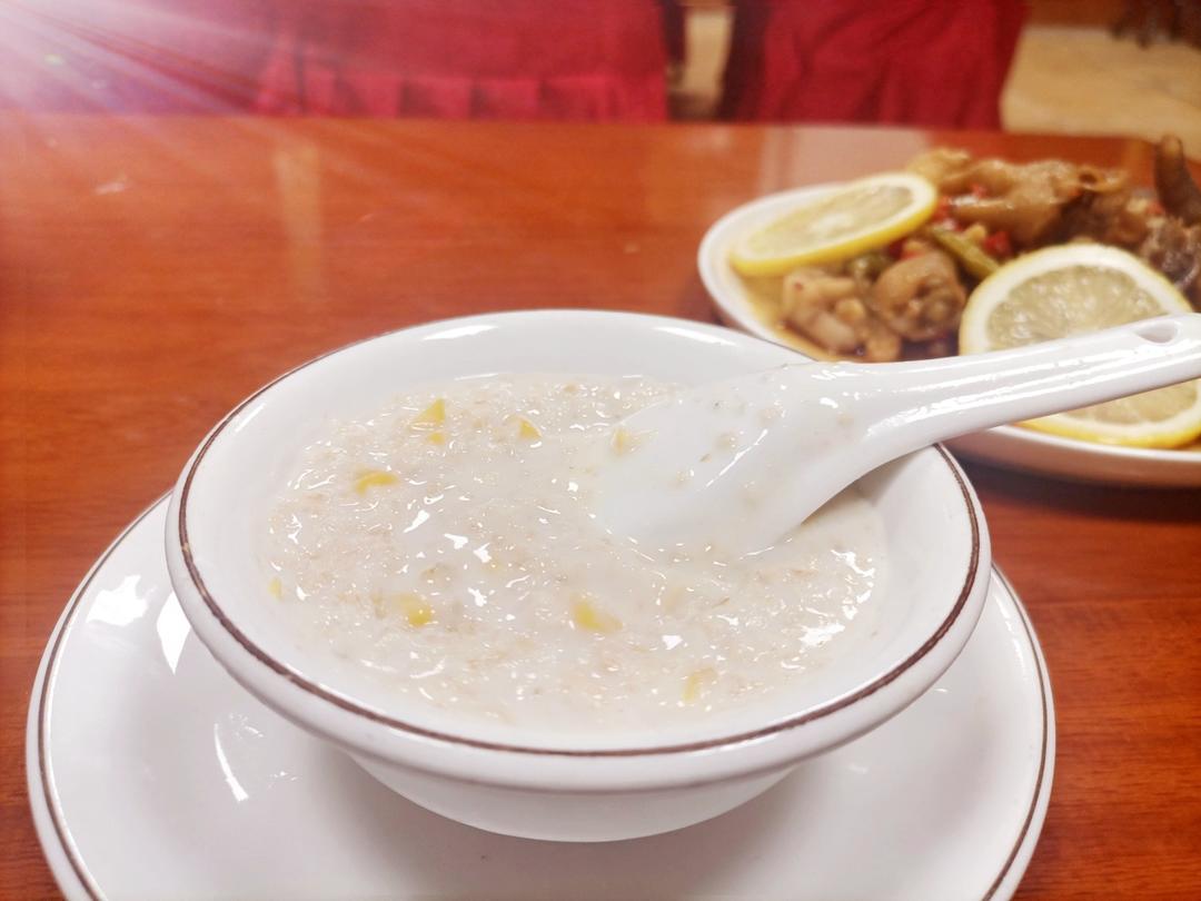 玉米燕麦牛奶粥+苹果