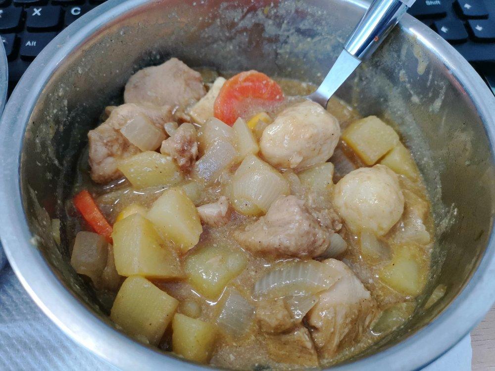 电饭盒泰式咖喱牛排土豆胡萝卜配米饭