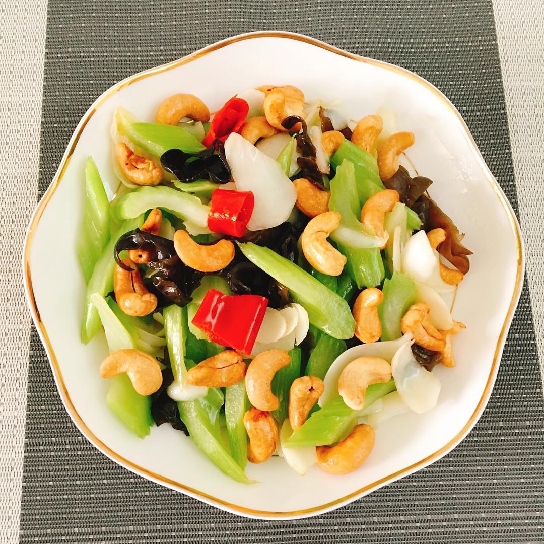 虹*∩_∩*做的西芹百合炒腰果