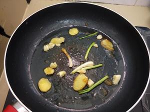 卤大肠、猪耳朵、猪肚（卤料）附带清洗猪大肠的方法的做法 步骤9