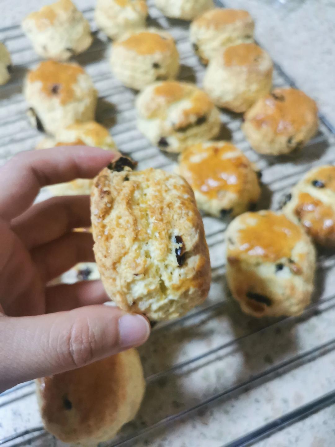 复刻英国女王私人御厨的经典司康：加映Cream Tea 经典吃法 & 如何做出松软內里、酥脆边缘的司康&司康佐醬製作