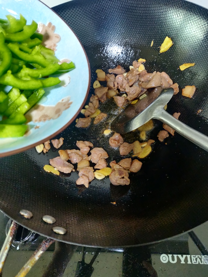『微辣不苦』胡萝卜苦瓜青椒炒肉片的做法 步骤7
