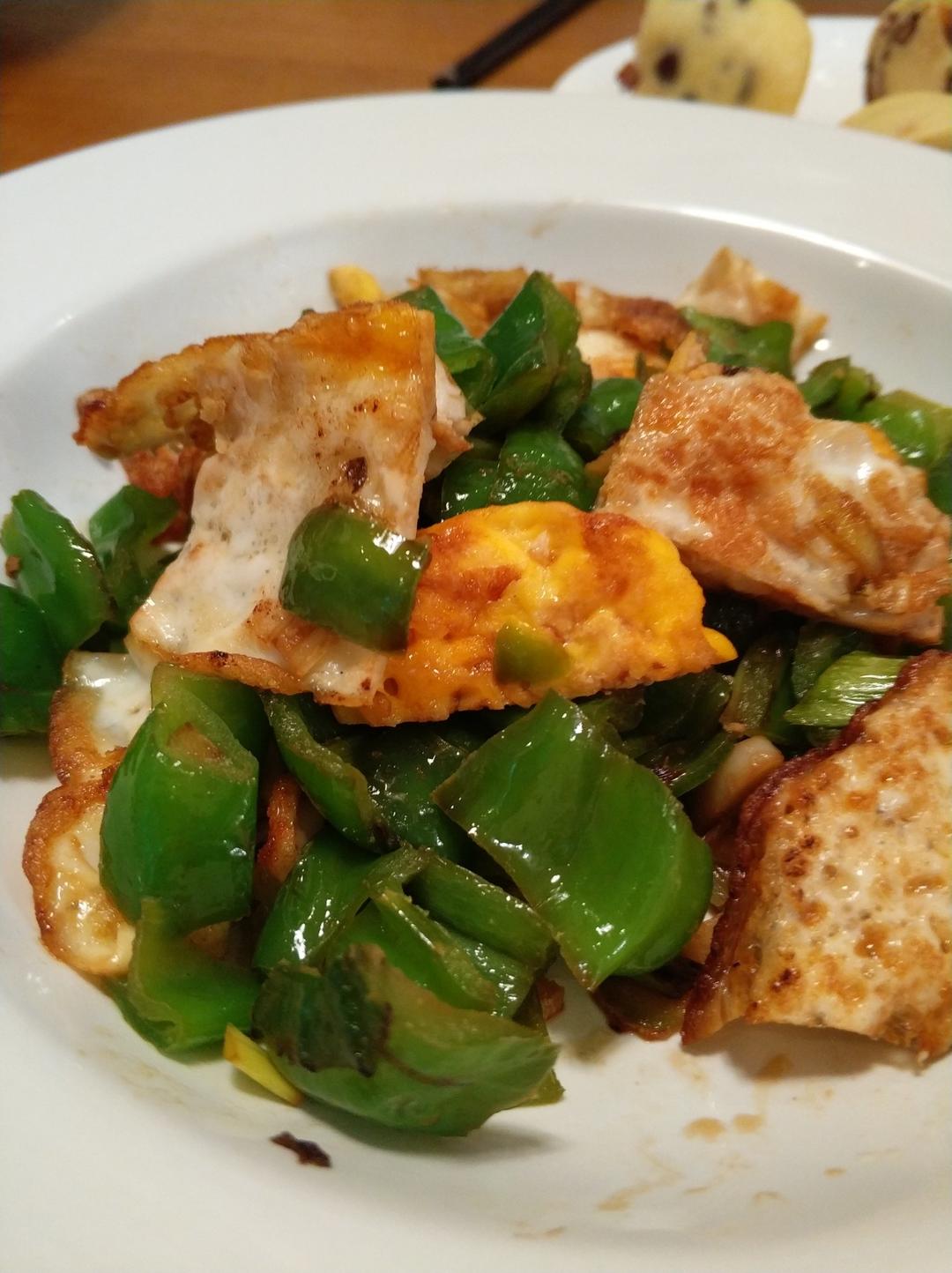 荷包蛋炒五花肉,简单味美又下饭