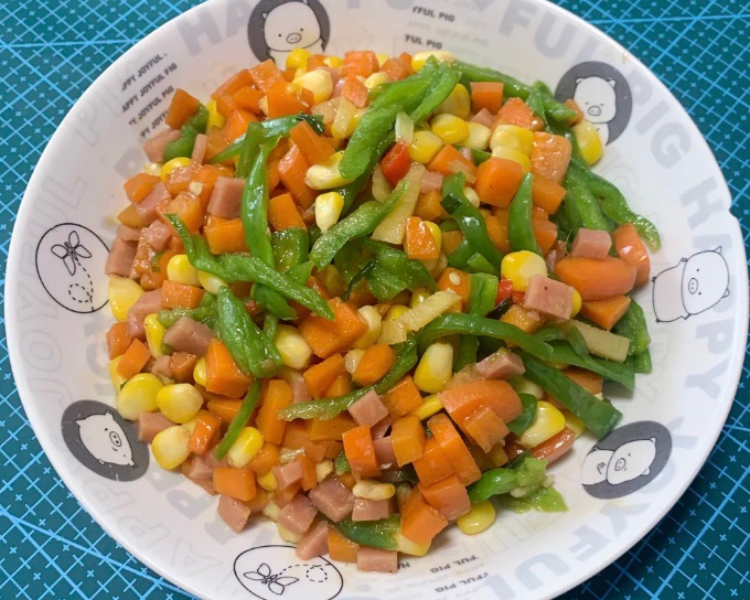 玉米粒炒胡萝卜🥳（玉米粒、胡萝卜、青椒、火腿丁）的做法