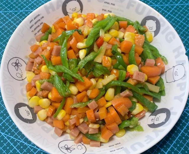 玉米粒炒胡萝卜🥳（玉米粒、胡萝卜、青椒、火腿丁）的做法