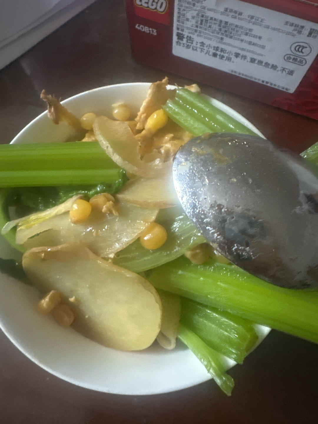 芹菜炒鸡蛋(超级简单的快手菜呀~)