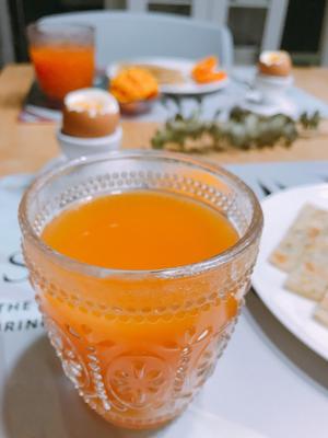 【樉樉的小厨房】三步教你做热乎乎～小美版胡萝卜苹果雪梨汁的做法 步骤2