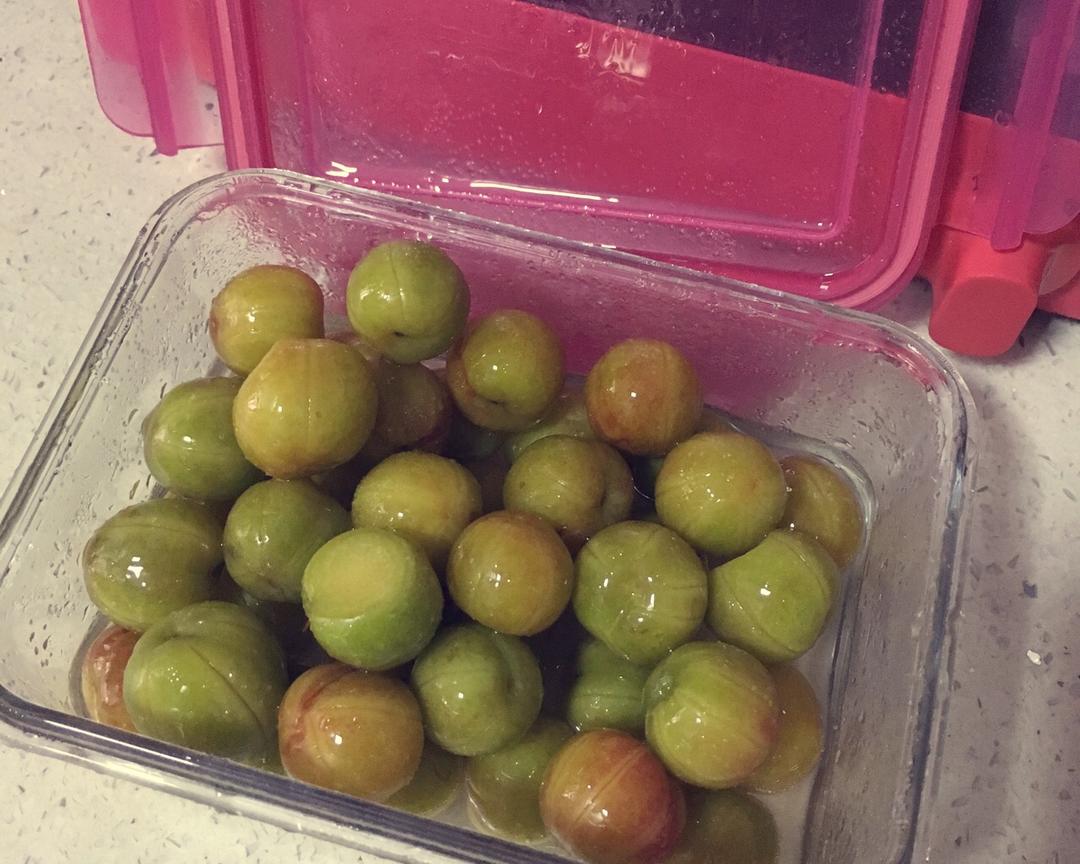 甜酸李子的做法 步骤2