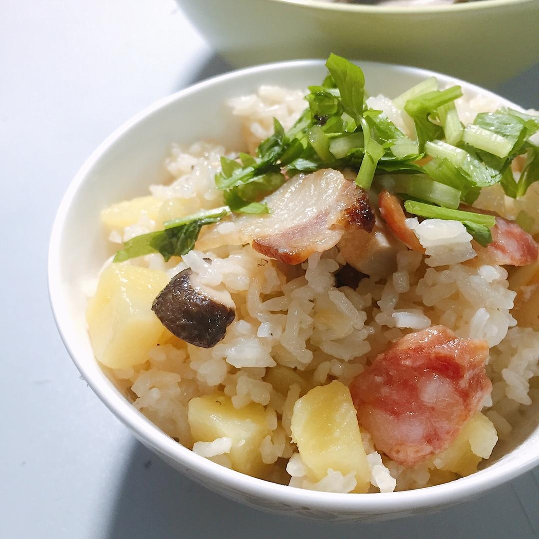 香菇腊肠土豆焖饭