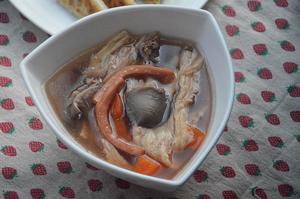鱿鱼平菇汤的做法 步骤3