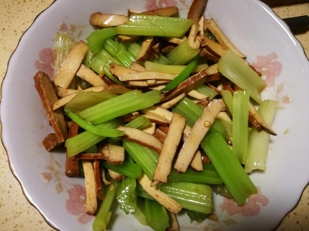 凉拌香干芹菜