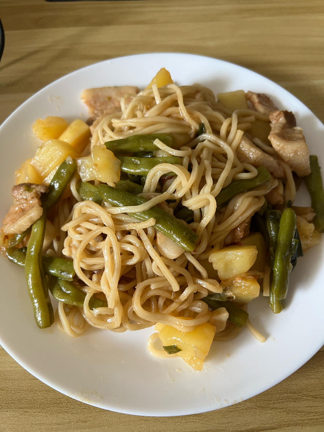 教你一种面条的新吃法,不用煮不用炒！五花肉豆角焖面