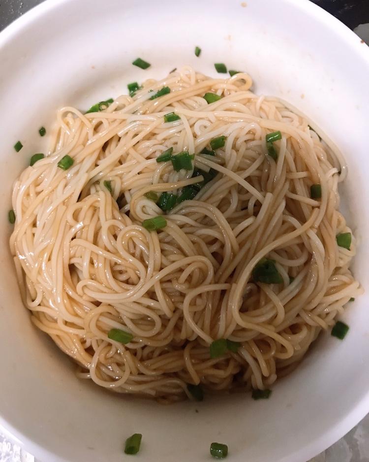 葱爆面—就是汪涵在天天向上里面做的那个啦