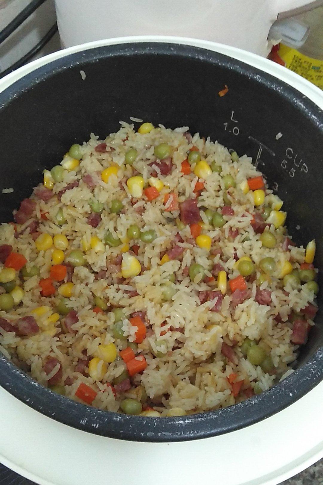 可乐小白做的超快手的电饭锅腊肠焖饭