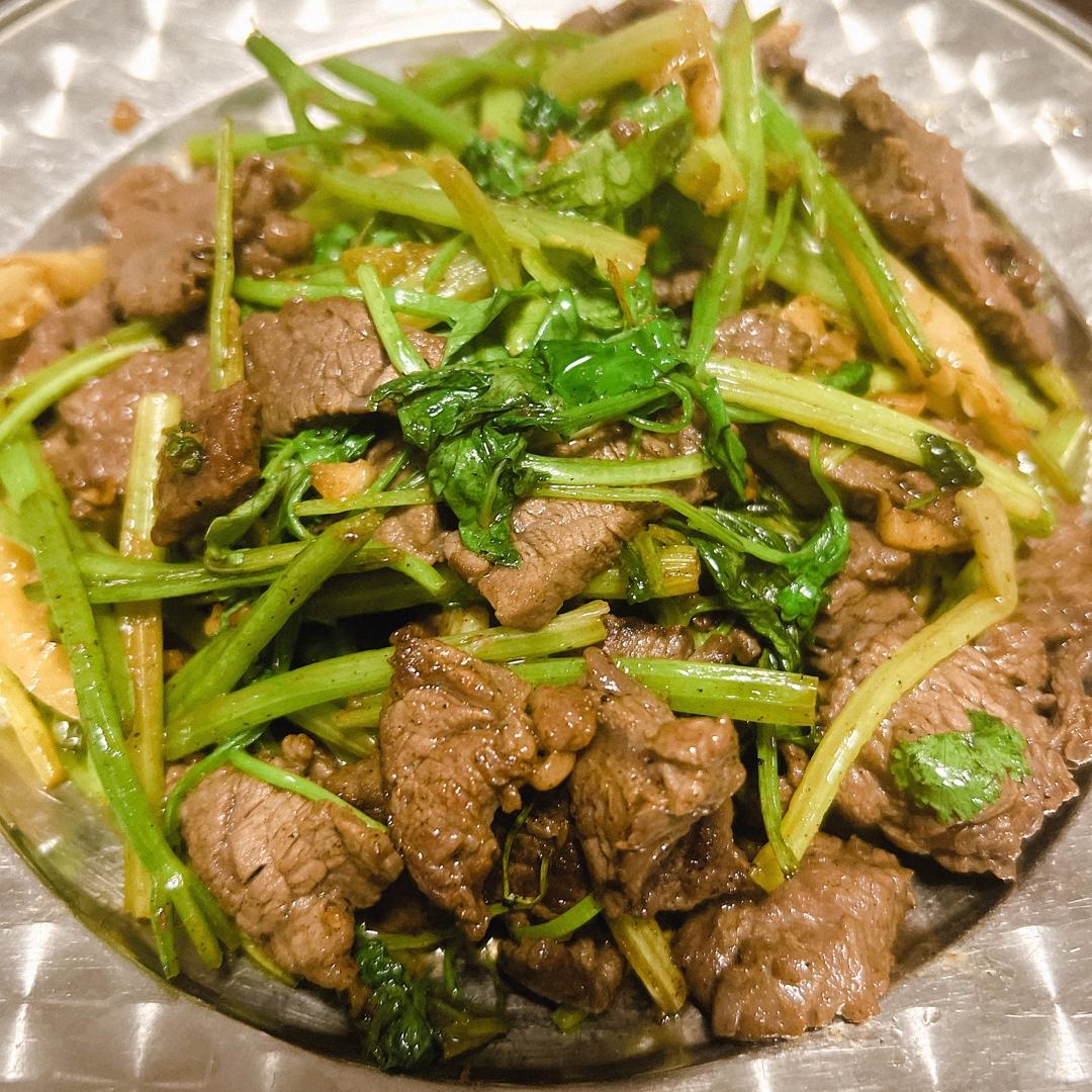 好吃到邻居敲门蹭饭的芹菜炒牛肉！