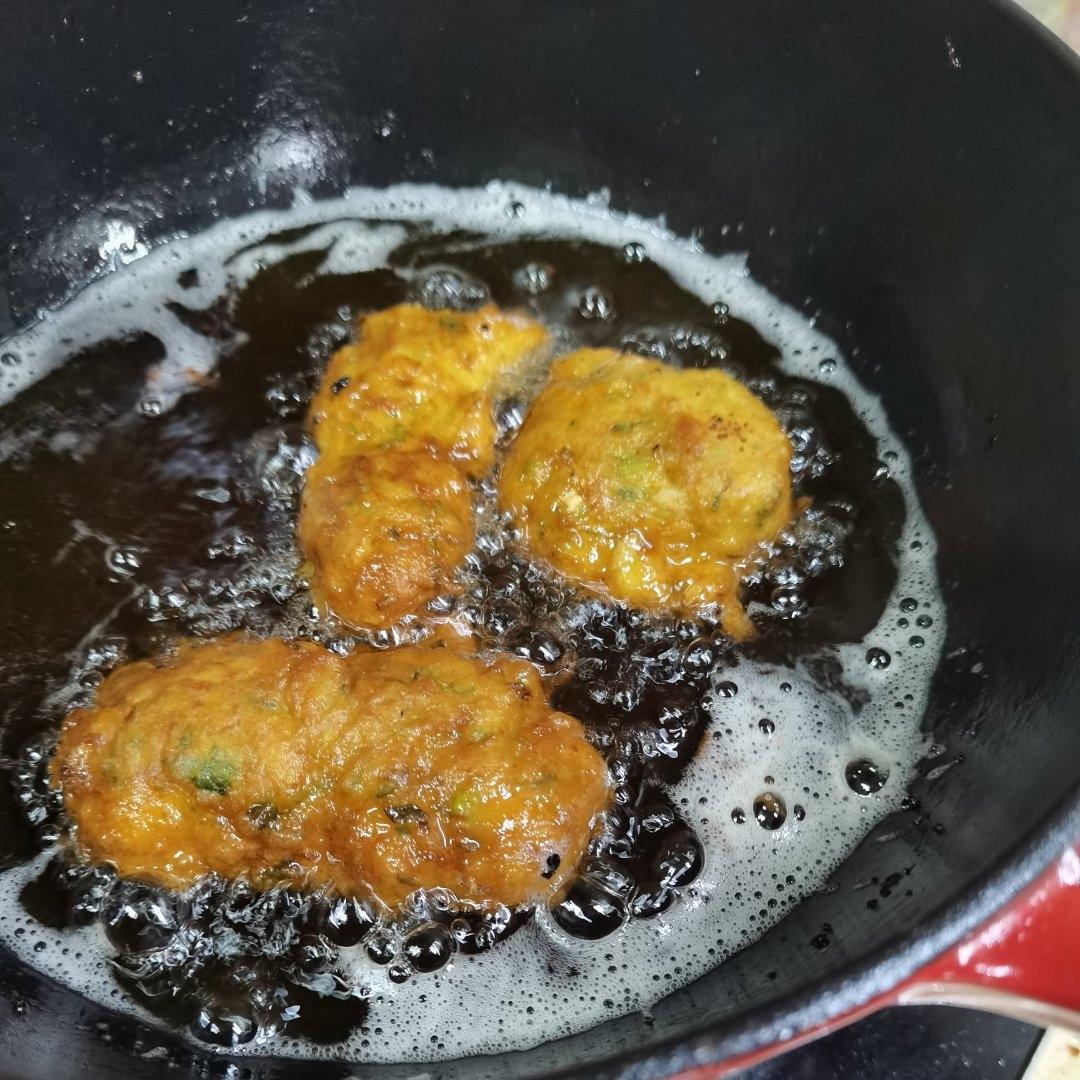 😋小屁孩们停不下来的炸葱油饼👀