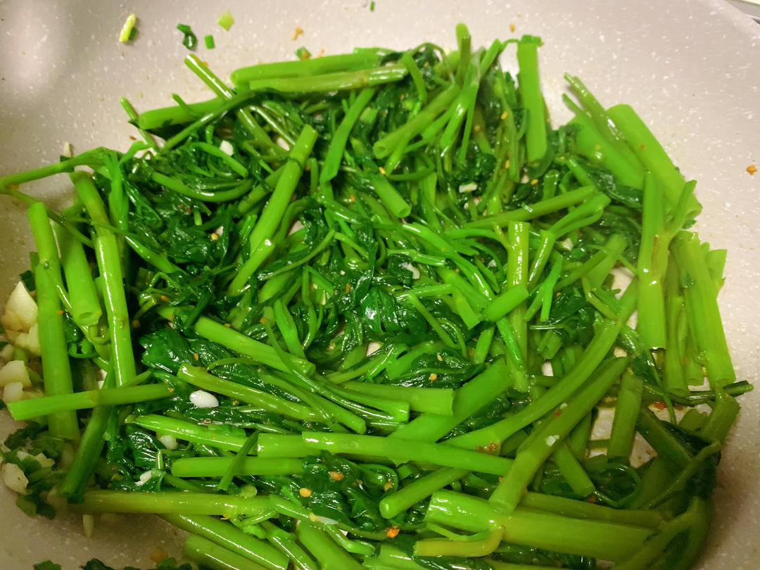 別再做一成不變的空心菜了，教你一招變好吃｜蒜蓉空心菜的做法 步驟6