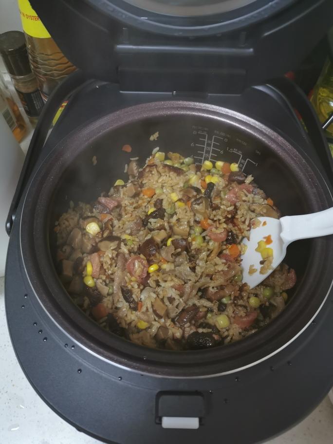独家香菇肥牛香肠蔬菜焖饭