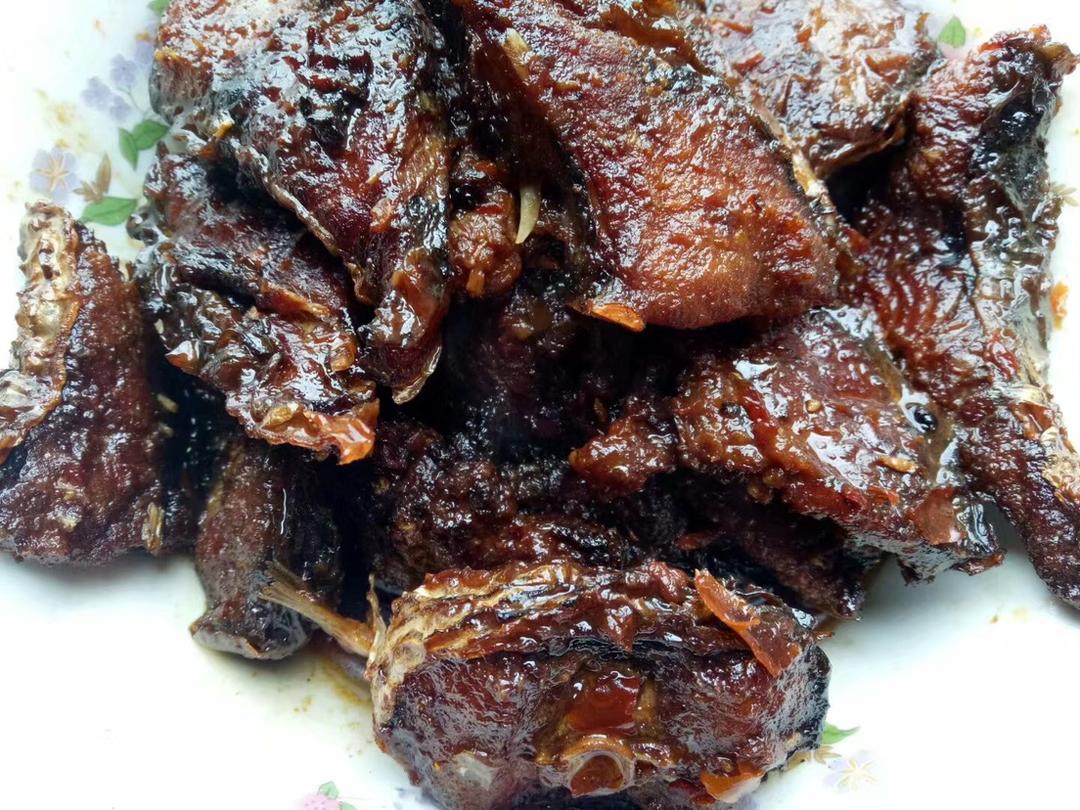 爆鱼。又叫熏鱼。