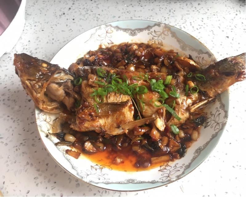厨师长教你：“干烧鲤鱼”的家常做法，汤汁郁浓，肉嫩软糯