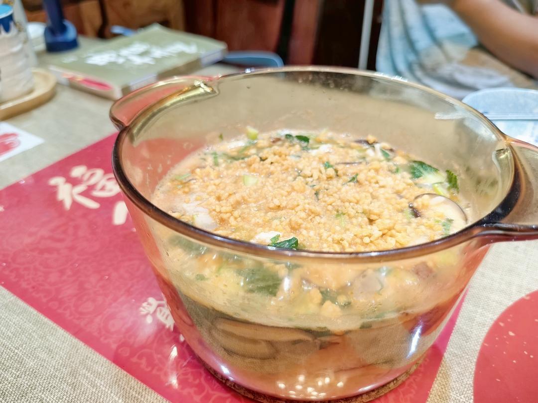 饭店里的海鲜汤泡饭