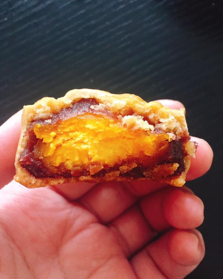 广式咸蛋黄豆沙月饼