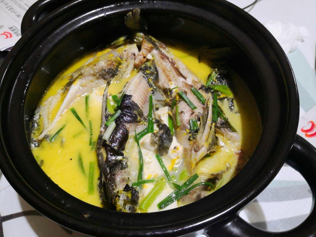 鲜掉舌头的黄骨鱼炖豆腐（教你10分钟煮出美味奶白鱼汤）