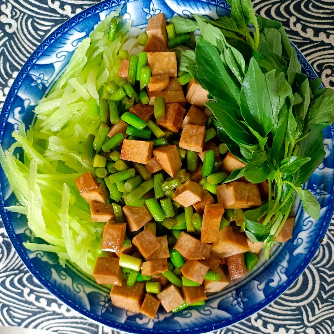 夏日里一抹清凉，每天都吃不腻的清爽荆芥凉面