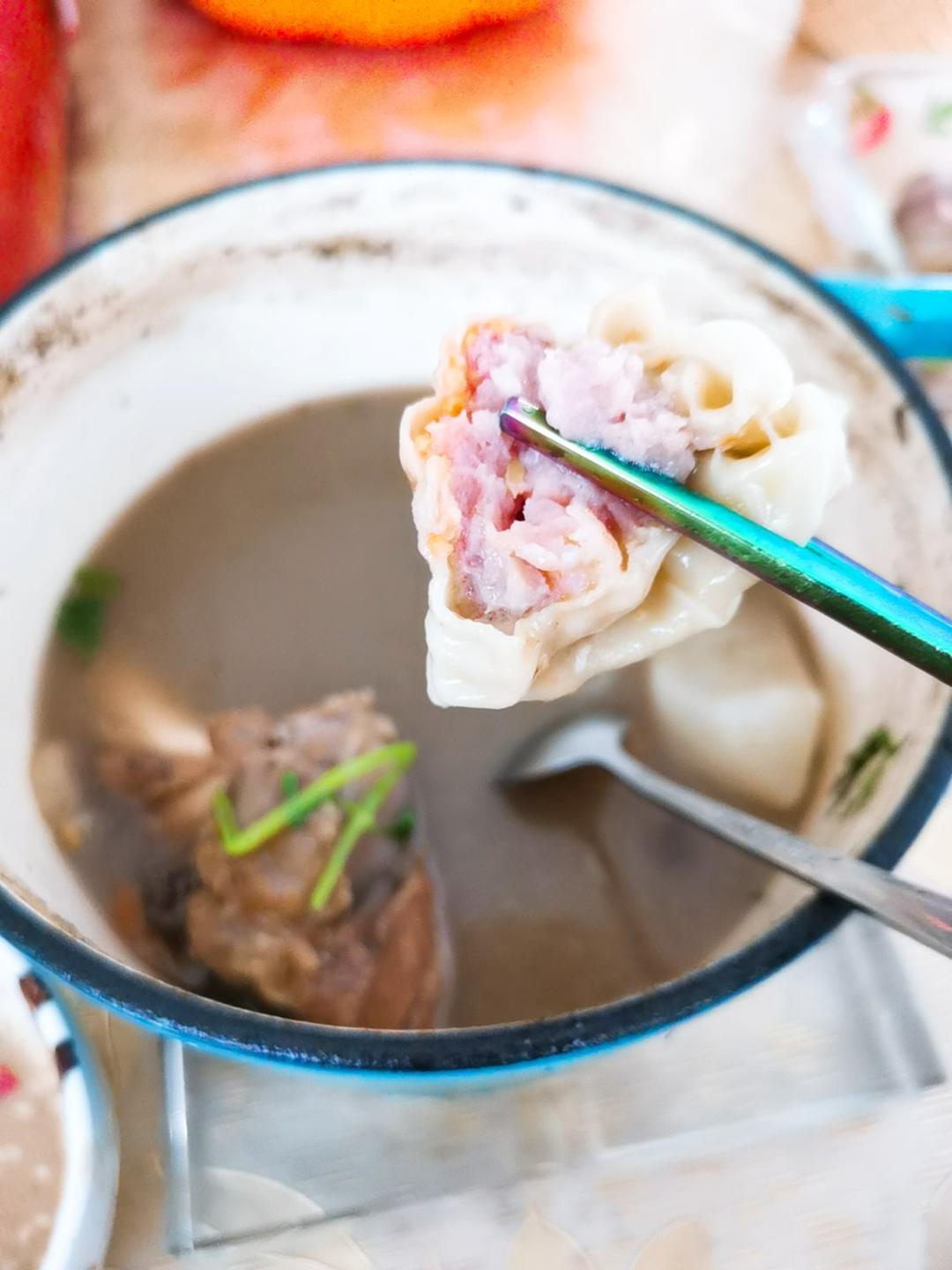 厨师长教你：“羊肉汤”的家常做法，天气冷了喝一口全身都暖暖的