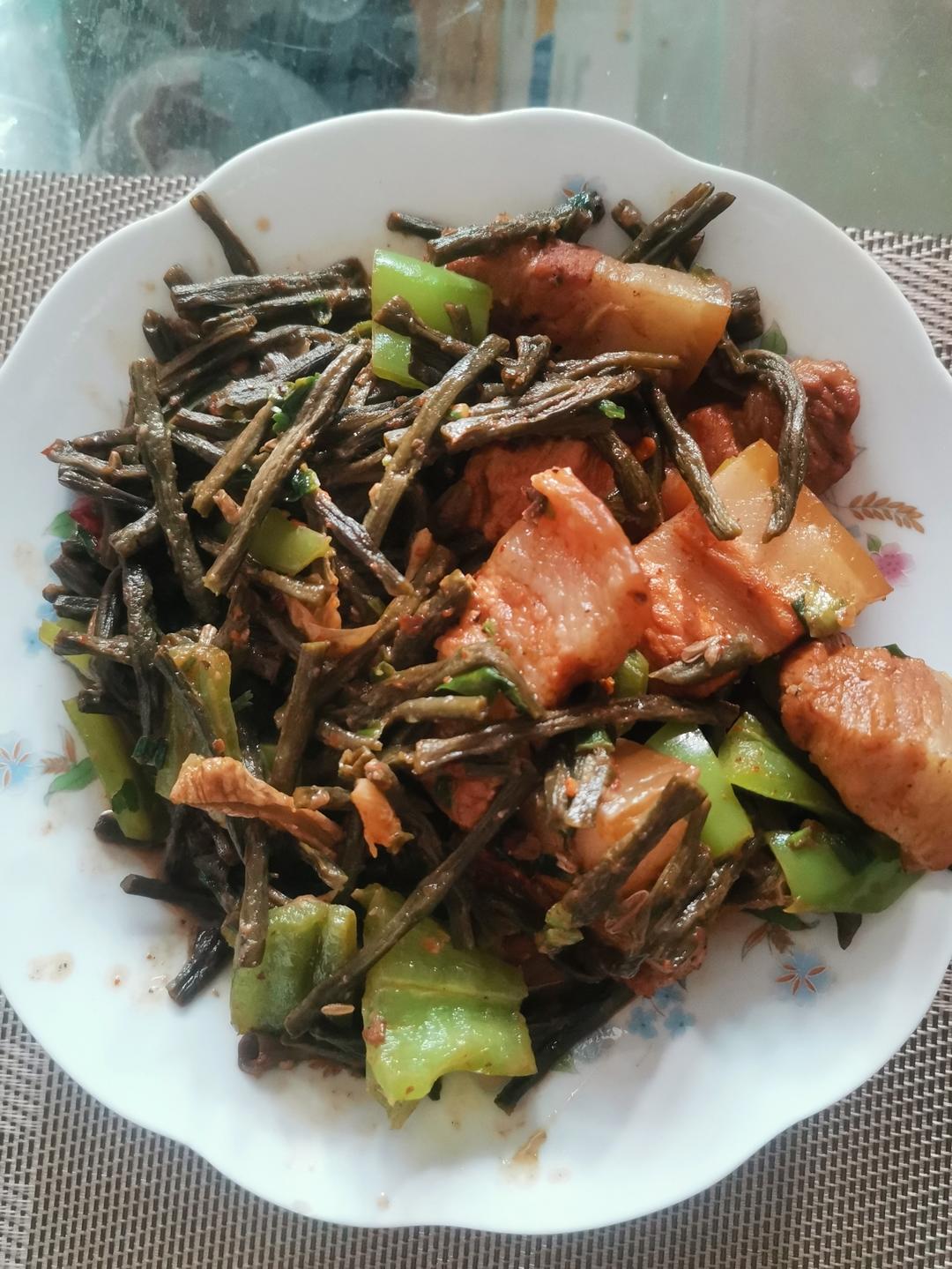 这个干豆角烧五花肉，真的太太太费米饭了🤣