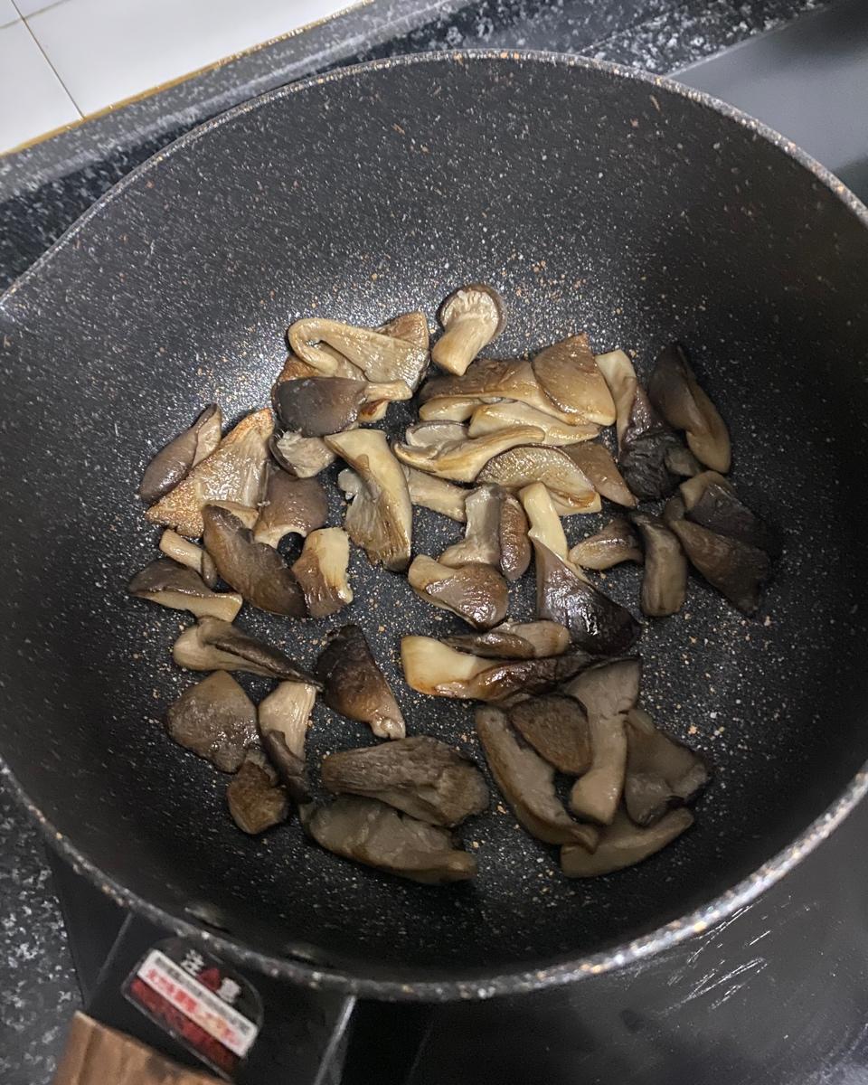 干煸平菇（有肉的味道）