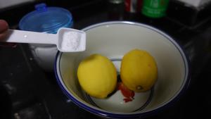 柠檬蜜的做法 步骤2