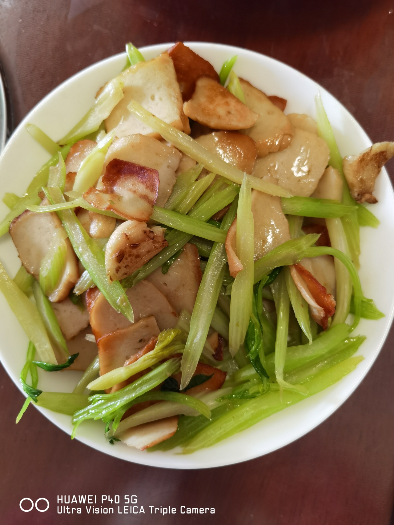 鱼豆腐炒芹菜的做法