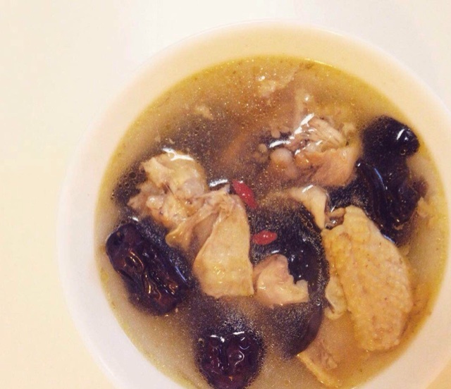 黑木耳炖鸡汤