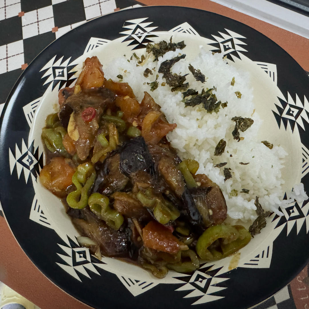 红烧茄子（佐西红柿尖椒）