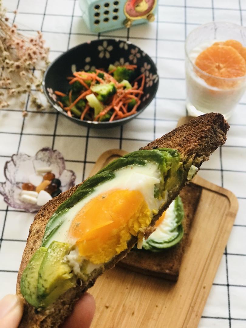 早餐吐司牛油果卧蛋（烤箱版）