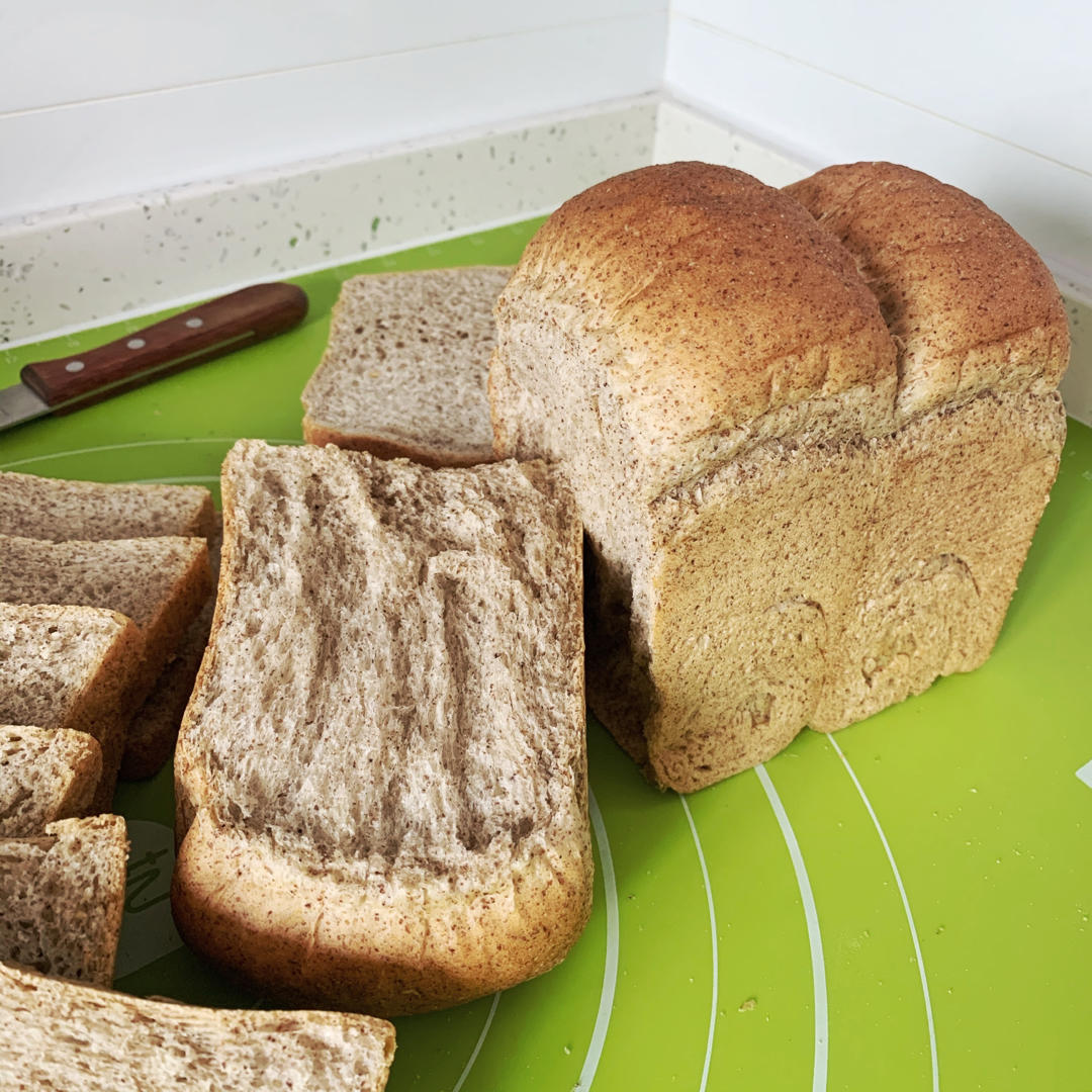 黑全麦波兰种吐司，这么柔软简直怀疑你是个假全麦！