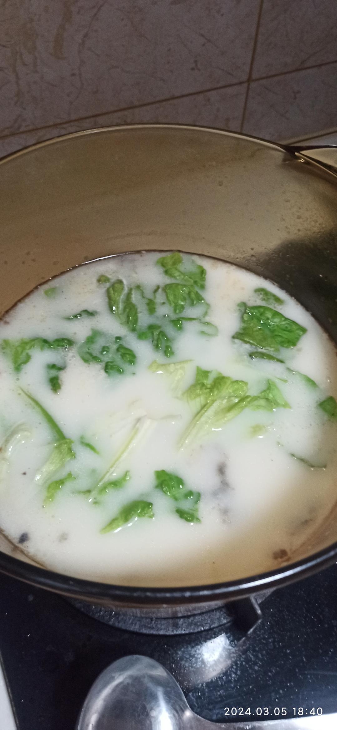 鲫鱼汤(鲫鱼豆腐汤)