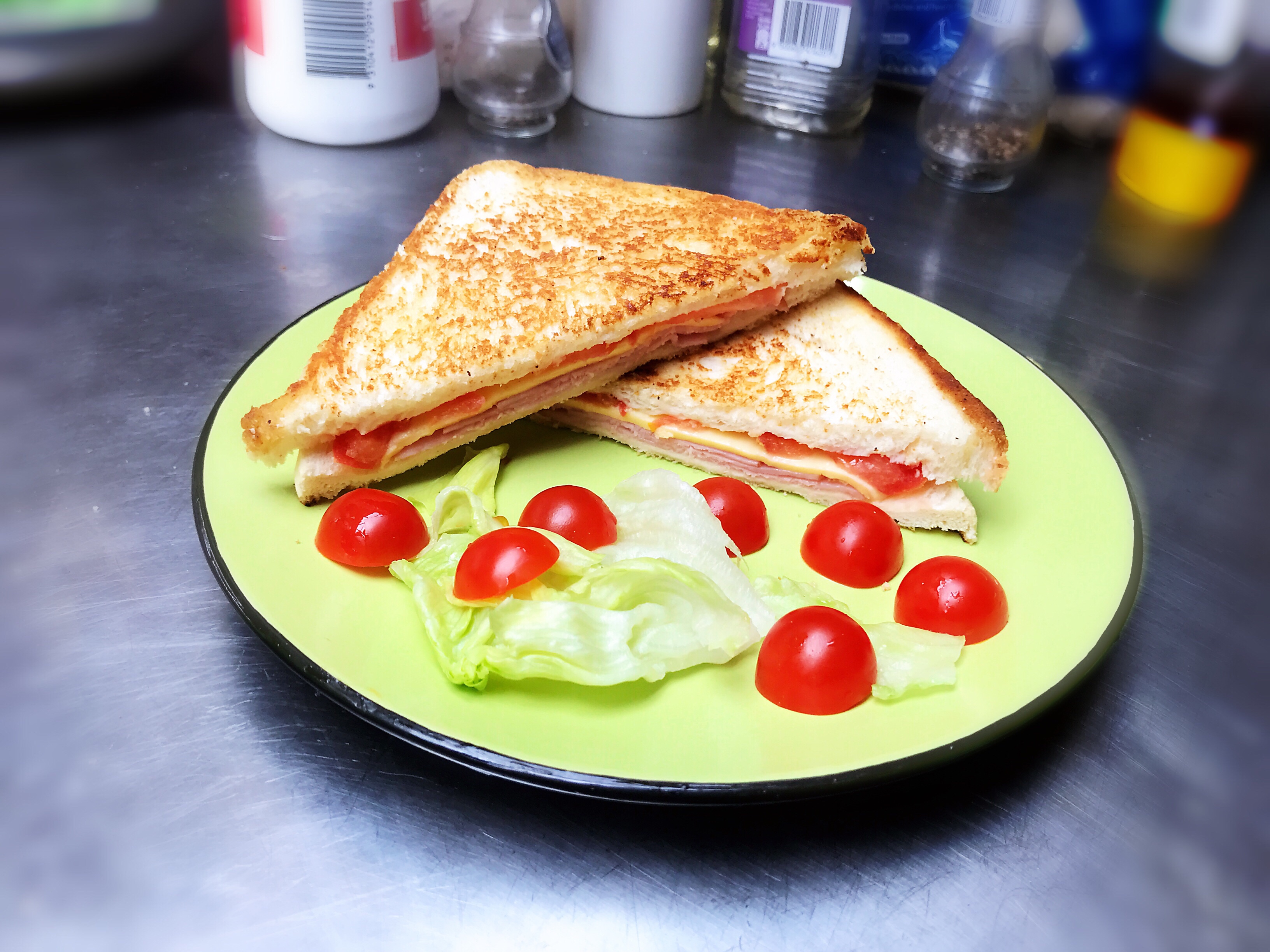 用平底锅做《火腿芝士番茄吐司三明治》的做法