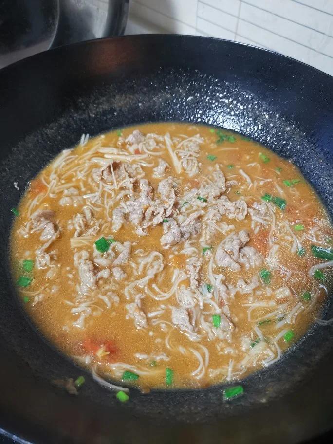 金针菇番茄肥牛卷