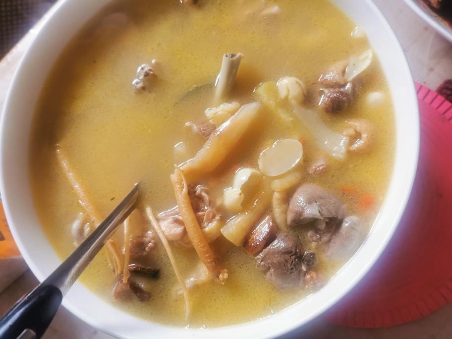 不放任何调料的药膳鸡汤
