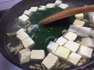 素食者：菠菜豆腐汤的做法 步骤8