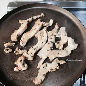 鸡肉坚果沙拉配蒜香法棍的做法 步骤3