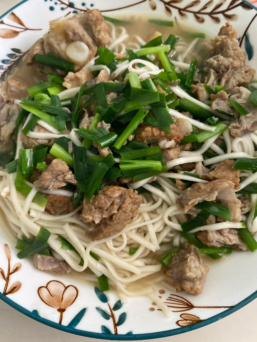 韭菜肉沫热汤面